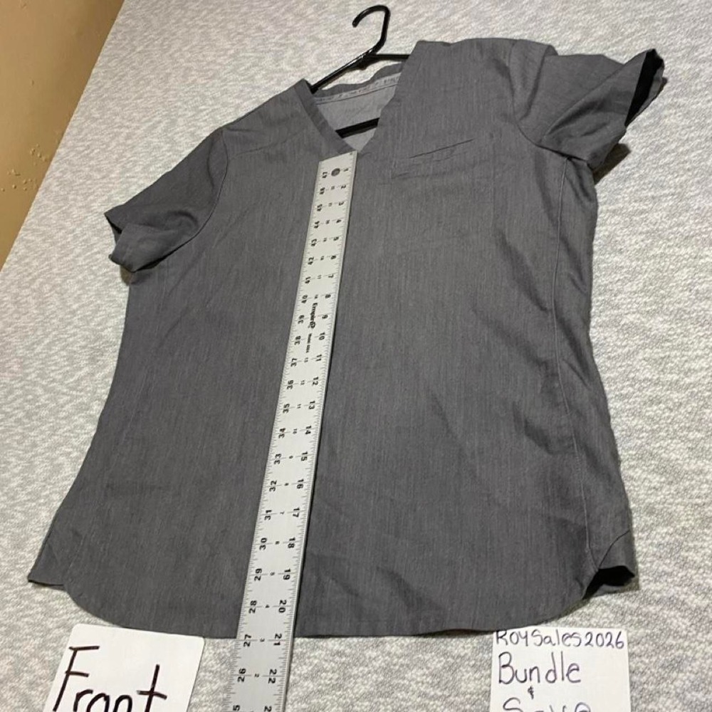 Fabletics Gray scrub top with 1 front left pocket women L. SKU-C218